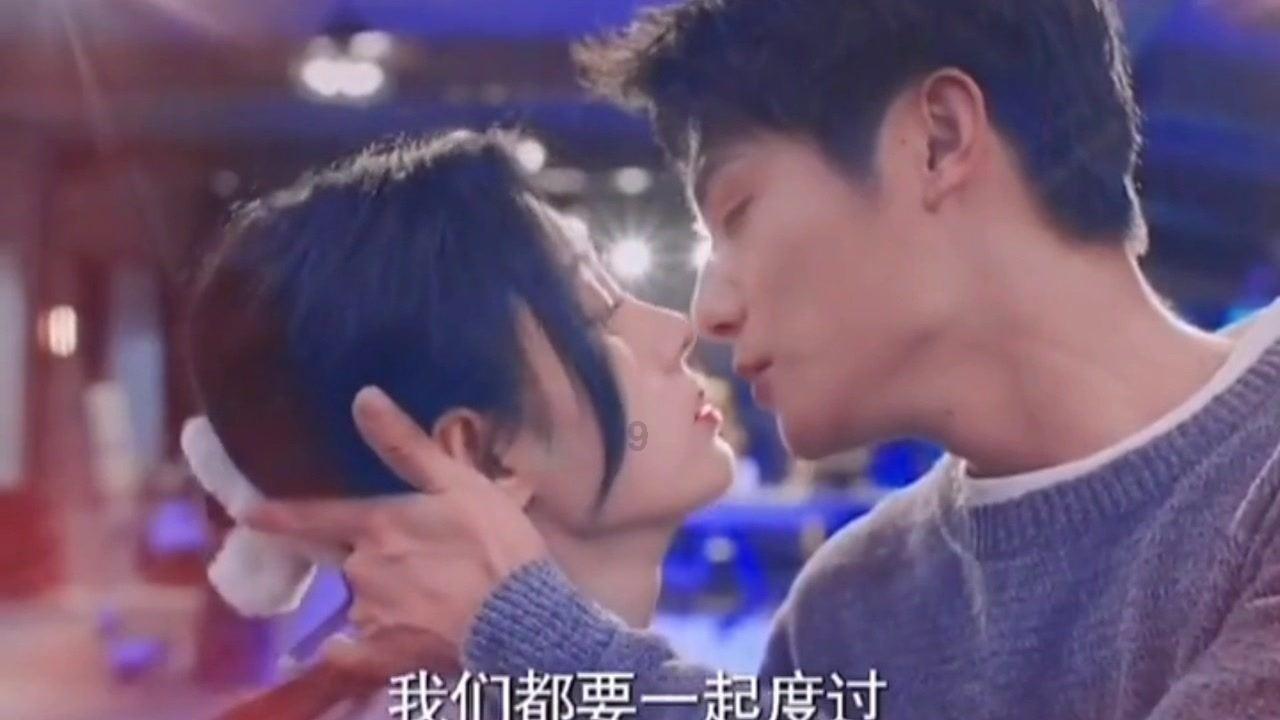 男孩吃鸡腿